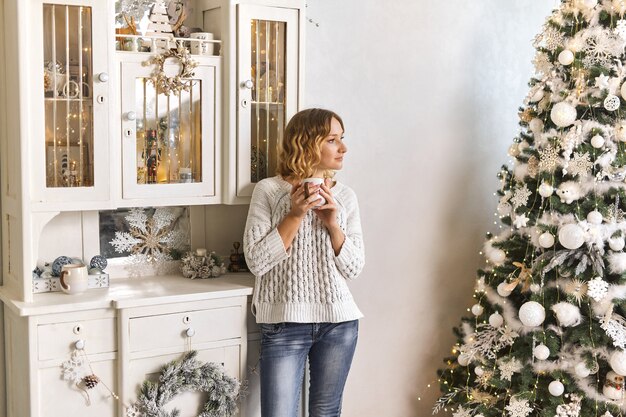 Concept D'ambiance Festive De Noël Présenté Par Une Fille Buvant Du Thé