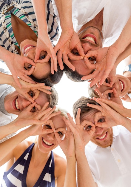 concept d'amitié, de bonheur et de personnes - amis souriants en cercle