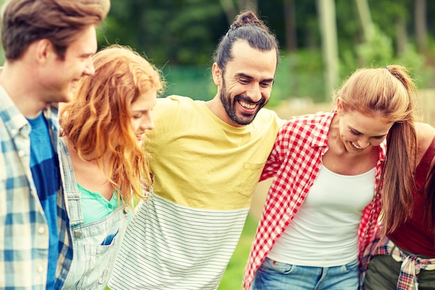 concept d'amitié, de loisirs, d'été et de personnes - groupe d'amis souriants à l'extérieur