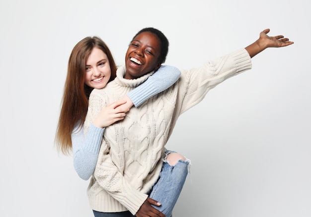 Photo concept d'amitié multiethnique joyeuses femmes européennes et africaines