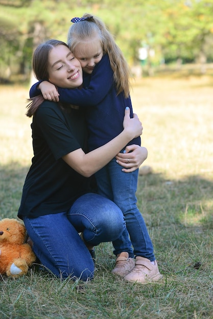 Concept d'amour et de confiance en famille, sœurs en promenade