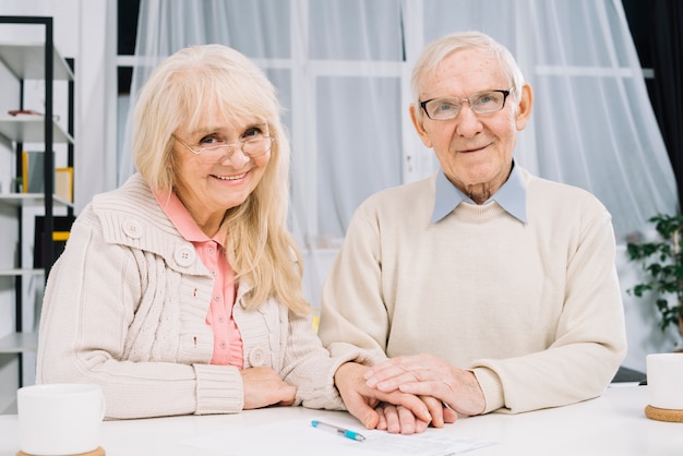 Photo concept d'amour avec couple de personnes âgées