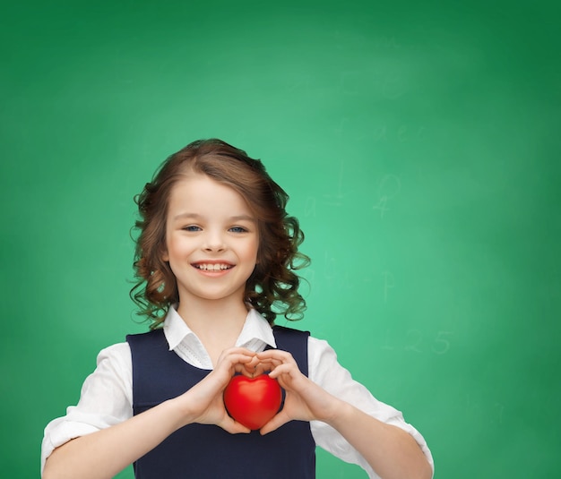 concept d'amour, d'éducation et d'école - belle fille avec petit coeur