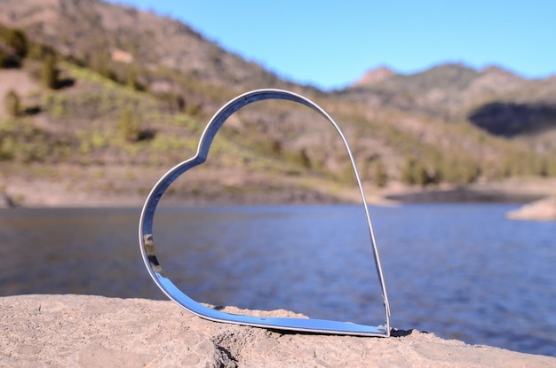Concept d'amour métal en forme de coeur près de l'eau