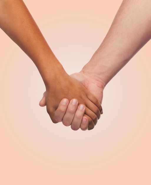 concept d'amour et de relations - gros plan d'une femme et d'un homme tenant la main