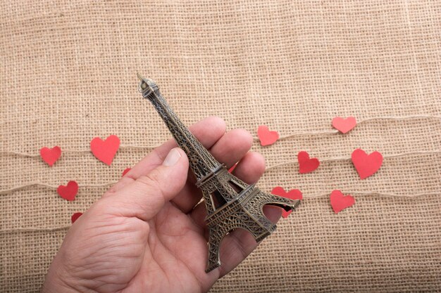 Concept d'amour avec la tour Eiffel et le coeur de papier sur les fils