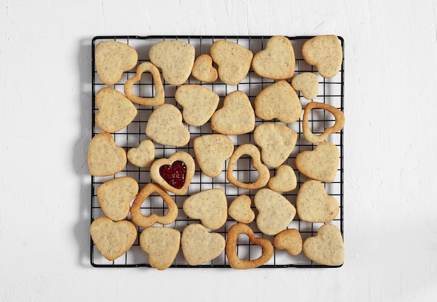 Concept d'amour variété de biscuits coeur sur fond rustique blanc