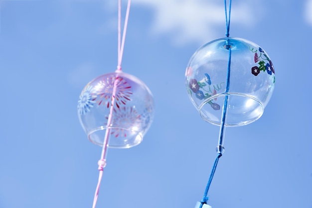 Concept d'amour véhiculé par deux cloches à vent traditionnelles japonaises ou carillons de furine sur fond de ciel bleu