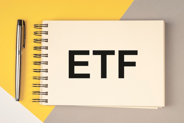 Concept d'analyse ETF Mot sur papier