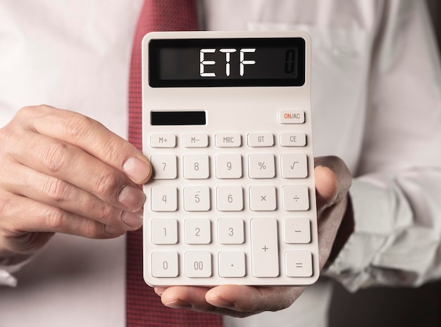 Concept d'analyse ETF Word sur la calculatrice