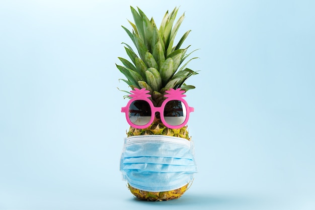 Concept d'ananas prêt à voyager avec un masque