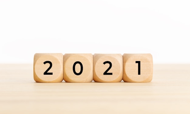 Concept de l'année 2021. Blocs en bois avec texte sur table. Copier l'espace