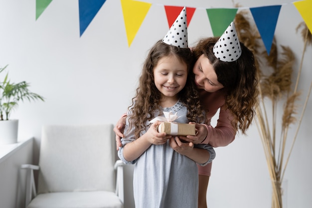 Concept d'anniversaire. Jeune maman et sa belle fille sourient