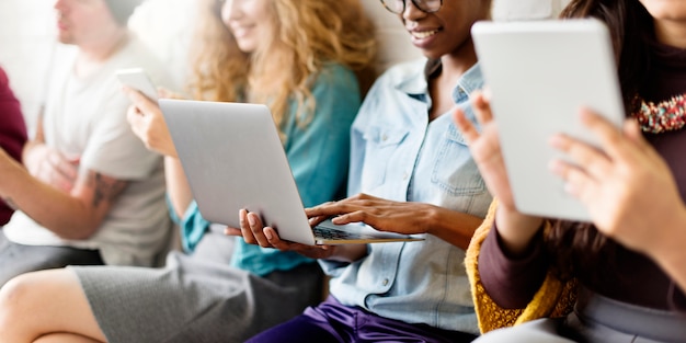 Concept D'appareils électroniques Pour Diverses Personnes