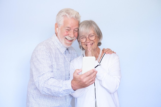 Concept d'appel vidéo Heureux couple de personnes âgées utilisant un smartphone ensemble pour une communication en ligne par chat vidéo