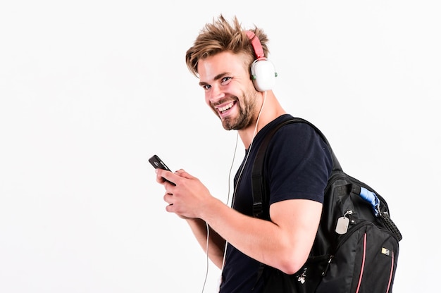 Concept d'application de musique Concept de lecteur MP3 Profitez d'un casque de musique parfait Gadget de musique Gadgets d'accessoires musicaux L'homme écoute de la musique en ligne casque et smartphone Technologie moderne