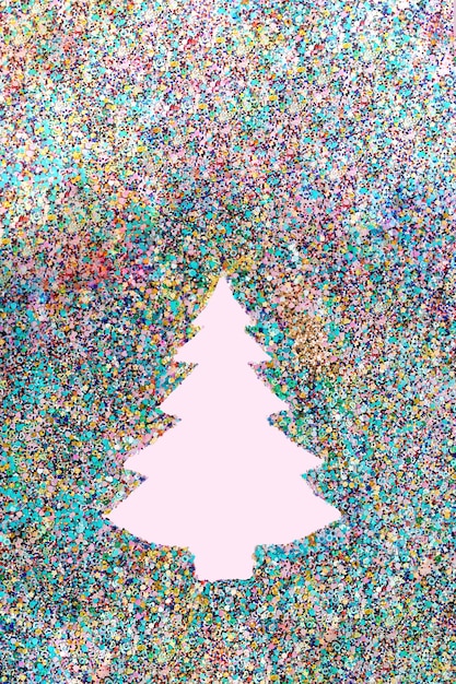 Concept d'arbre de Noël de l'espace négatif fait avec un motif de paillettes colorées Mise en page de la fête du nouvel an créative Mise à plat d'hiver avec espace de copie