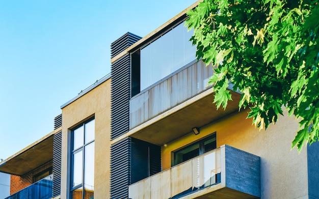 Concept d'architecture d'immeuble d'appartements. Maison d'habitation et maison.