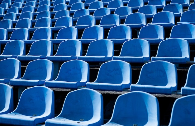 Concept d'arène extérieure vide de chaises de fans pour le concept d'environnement culturel du public