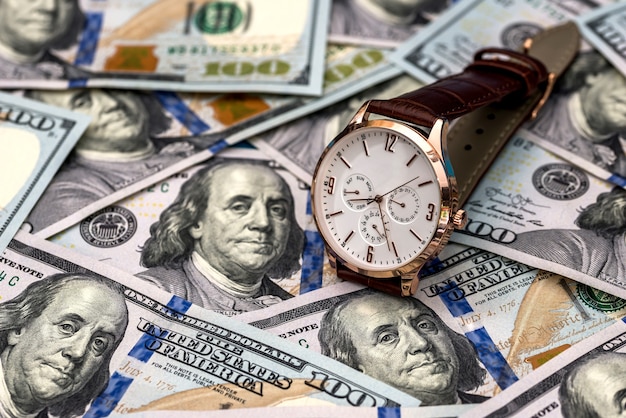 Le concept de l'argent avec une horloge de poche et des billets d'un dollar