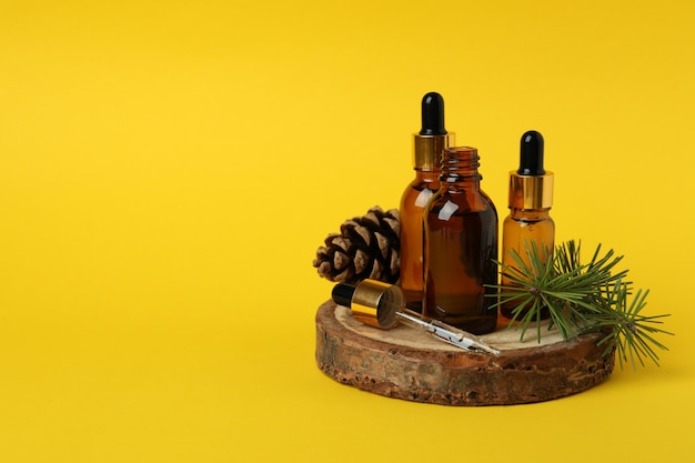 Concept d'aromathérapie à l'huile de pin sur jaune