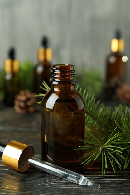 Concept d'aromathérapie à l'huile de pin sur table en bois