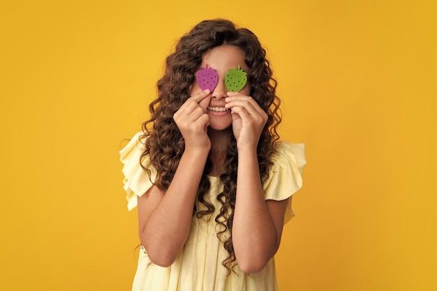 Concept d'art de bricolage Drôle d'enfant dans la classe d'art et d'artisanat Heureux adolescent émotions positives et souriantes d'une adolescente