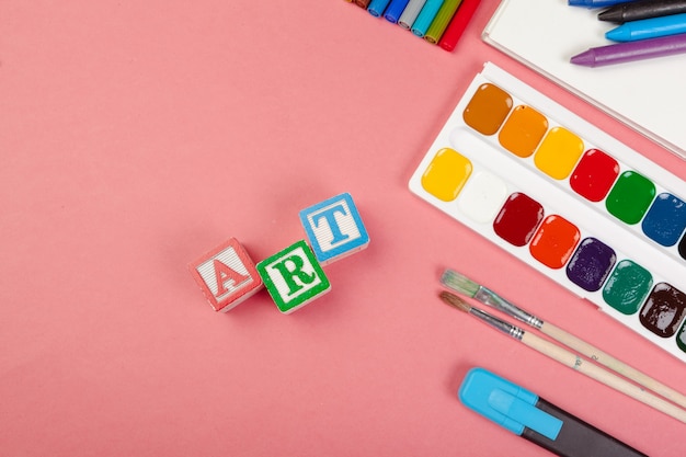 Concept d'art. Fournitures scolaires et cubes alphabétiques en bois