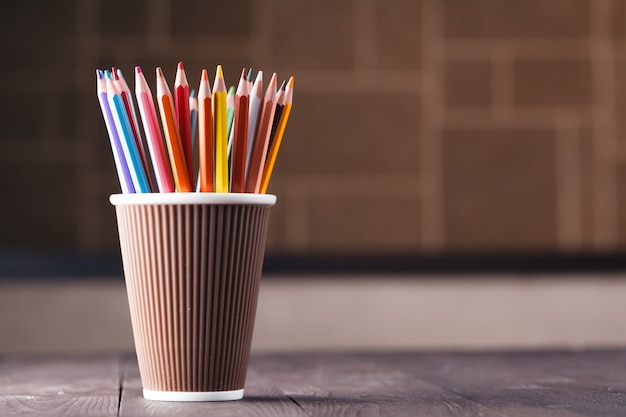 Concept artistique, beaucoup de crayon dans une tasse sur une table en bois