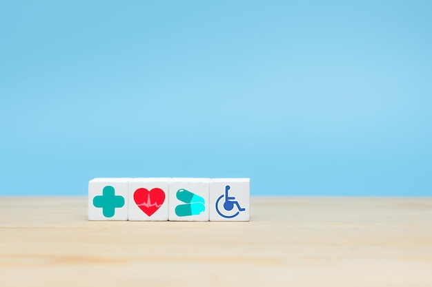 Concept d'assurance cube en bois avec icône soins de santé médicaux