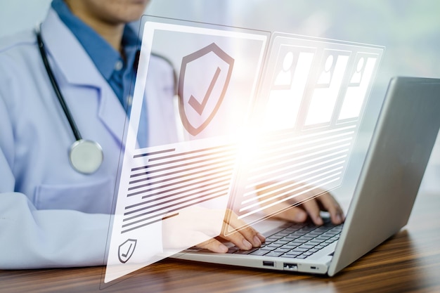 Concept d'assurance maladie du médecin Le médecin utilise l'icône d'assurance médicale de l'écran d'ordinateur sur la connexion au réseau mondial Service hospitalier et entreprise de soins de santé
