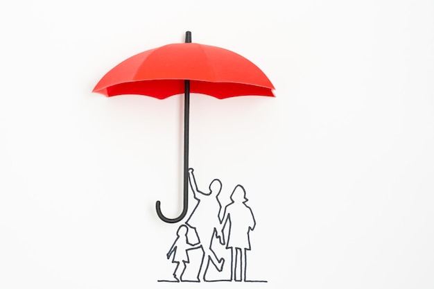 Concept d'assurance de protection familiale à l'aide d'un parapluie rouge