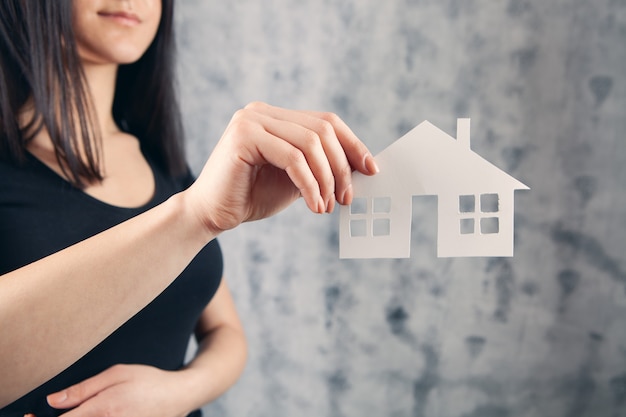 Concept d'assurance soins et protection de la famille. maquette d'une petite maison