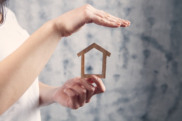 Concept d'assurance soins et protection de la famille. maquette d'une petite maison