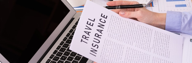 Photo concept d'assurance voyage, documents sur le bureau