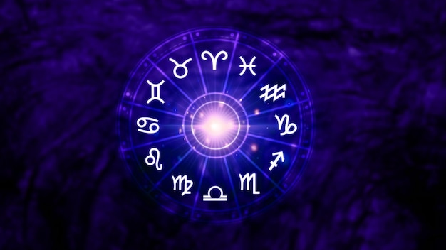 Photo concept d'astrologie et d'horoscope personne à l'intérieur d'une roue de signe du zodiaque signes du zodiaque astrologiques à l'intérieur du cercle d'horoscope connaissance astrologique des étoiles dans le ciel puissance du concept de l'univers