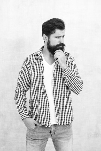 Concept d'attractivité Mec bien soigné Brutal bel homme hipster fond de mur gris Homme barbu style hipster branché Masculinité et beauté masculine Hipster avec barbe et moustache porter une chemise