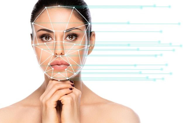 Concept d'authentification biométrique Système de reconnaissance faciale d'une belle femme sur fond blanc