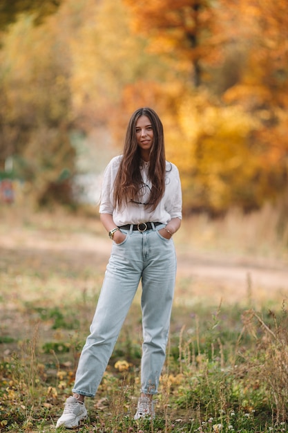 Concept de l'automne - belle femme en automne parc sous le feuillage d'automne