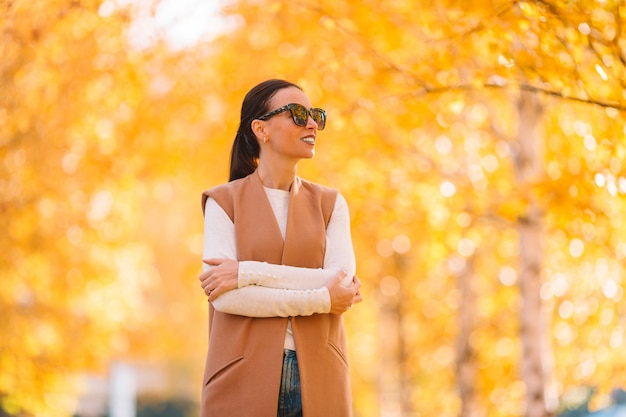 Concept de l'automne - belle femme buvant du café en automne parc sous le feuillage