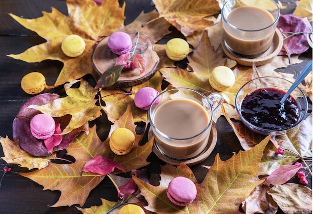 Concept d'automne avec café et feuilles d'automne colorées