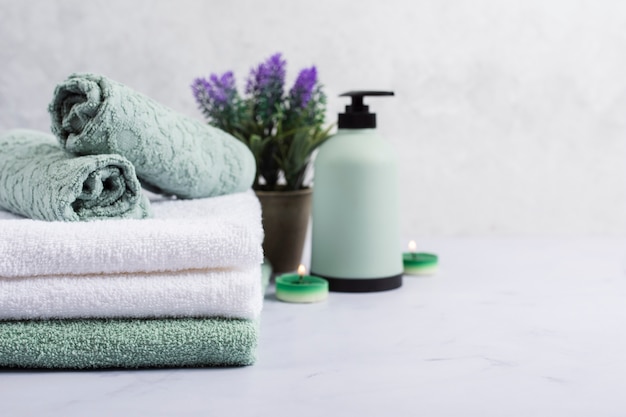 Photo concept de bain avec des serviettes et lilas