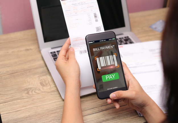 Concept de balayage de code à barres de paiement de facture mobile