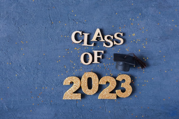 Concept De Bannière De La Classe 2023 Numéro En Bois 2023 Avec Capuchon Gradué Sur Podium Sur Fond Sombre