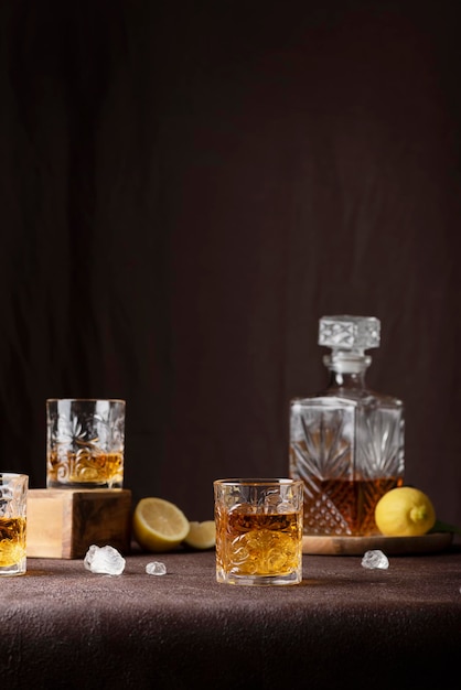 Concept de bar : verres de rhum avec glace et citron sur fond marron, image de mise au point sélective