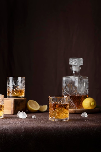 Concept de bar : verres de rhum avec glace et citron sur fond marron, image de mise au point sélective