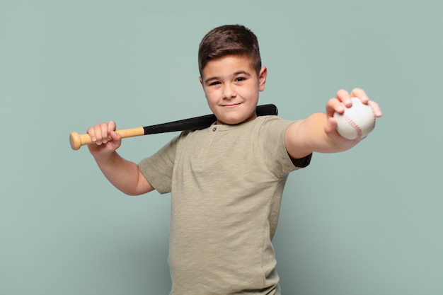 Concept de baseball d'expression heureuse de petit garçon