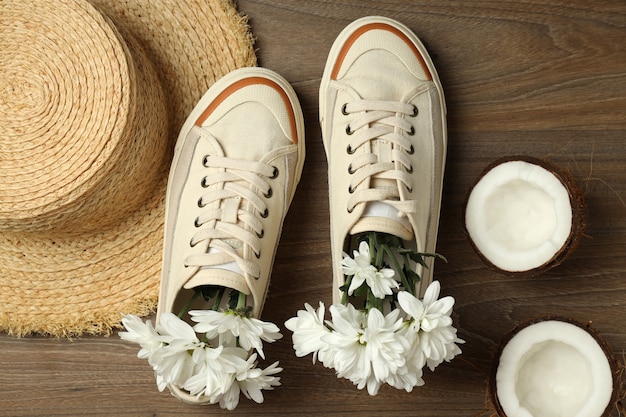 Concept de baskets d'été sur fond de bois