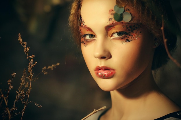 Concept de beauté et d'art Jeune femme avec un maquillage lumineux