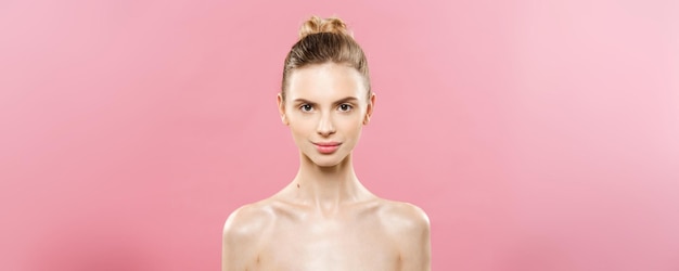 Concept de beauté belle femme avec une peau fraîche et propre gros plan sur le studio rose soins de la peau visage cosmeto